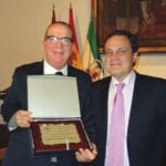 ROLANDO-PENICHE-CON-EL-PREMIO-FOS,-OTORGADO-A-SU-UNIVERSIDAD,-JUNTO-A-FERNANDO-GUTIÉRREZ